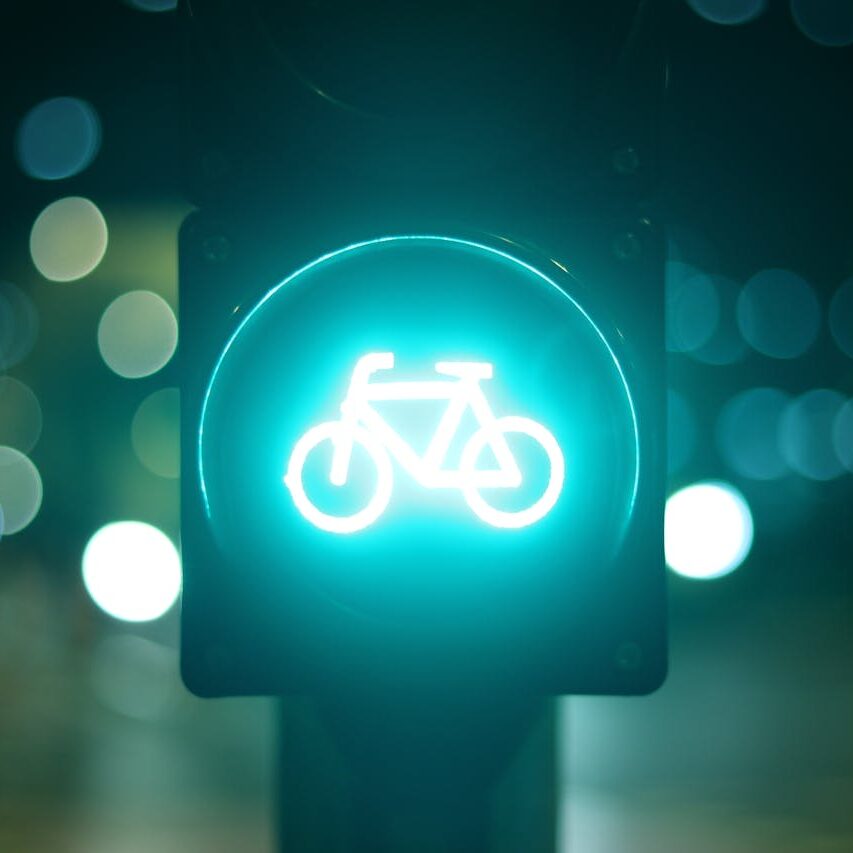 Semafor pentru biciclisti cu culoarea verde