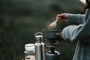 Echipamentul pentru gătit în camping: cum alegi arzătorul, vesela și accesoriile esențiale