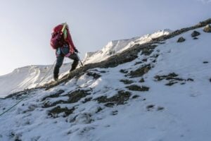 alpinist care poarta bocanci de alpinism