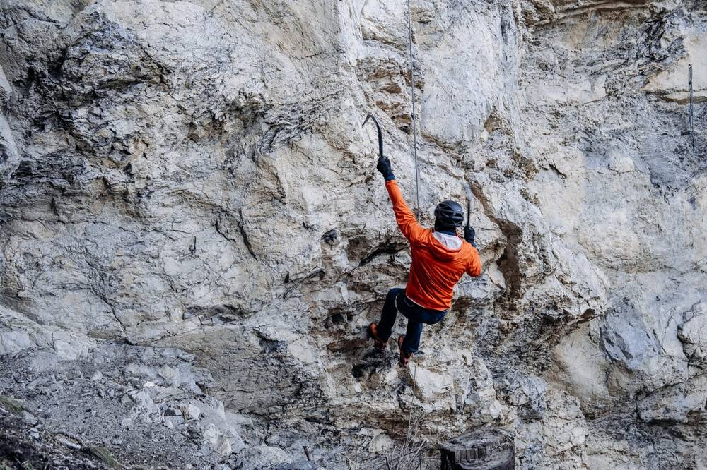 alpinist cu echipament de escalada