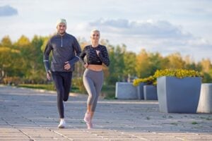 persoane care alearga in echipament sportiv de toamna